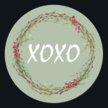 Adesivo Redondo Winter Greenery Berries Wreath Christmas XOXO<br><div class="desc">Vedante de envelope festivo elegante e moderno ou adesivo de presente para o Natal com o texto 'XOXO' na caligrafia branca em um fundo verde-riso e um toque de na moda de verde-inverno e na coroa de frutas. Desenvolvido exclusivamente para você pelo Happy Dolphin Studio. Se precisar de ajuda ou...</div>