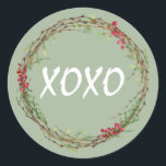 Adesivo Redondo Winter Greenery Berries Wreath Christmas XOXO<br><div class="desc">Vedante de envelope festivo elegante e moderno ou adesivo de presente para o Natal com o texto 'XOXO' na caligrafia branca em um fundo verde-riso e um toque de na moda de verde-inverno e na coroa de frutas. Desenvolvido exclusivamente para você pelo Happy Dolphin Studio. Se precisar de ajuda ou...</div>