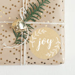 Adesivo Redondo Winter Pine Wreath Christmas Joy Kraft<br><div class="desc">Vedantes de envelopes de Natal e adesivos de presente personalizados com script manual de "alegria" com galhos de pínus brancos no fundo do estilo kraft marrom.</div>