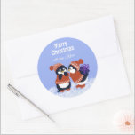 Adesivo Redondo Winter Snowy Felry Christmas<br><div class="desc">Os preparativos para o Natal e o Ano Novo estão a aproximar-se. Ilustrações com pinguins de Natal numa nuvem de neve criarão um humor festivo e crianças e adultos, assim como decorar seus presentes para familiares e amigos. Veja outros produtos semelhantes de OliaArtPositive e dê a seus queridos atenção e...</div>