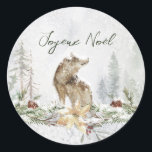 Adesivo Redondo Woodland Scense Wolf French Merry Christmas Sticke<br><div class="desc">Esta design apresenta uma ilustração aquática de uma cena de floresta vitoriosa com lobo. Texto em francês Joyeux Noël - Feliz Natal</div>