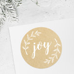 Adesivo Redondo Wreath White Winter Christmas Joy Kraft<br><div class="desc">Vedantes de envelopes de Natal e adesivos de presente personalizados com script manual de "alegria" com galhos de pínus brancos no fundo do estilo kraft marrom.</div>