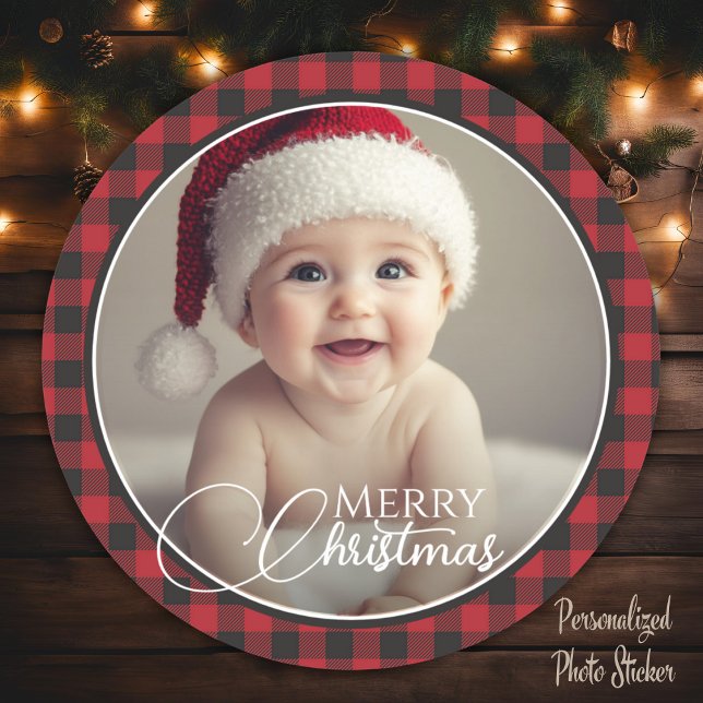 Adesivo Redondo Xadrez de Buffalo Vermelho e Negro Foto Feliz de N (Red & Black Buffalo Plaid Merry Christmas Photo Classic Round Sticker)