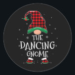 Adesivo Redondo Xadrez de Natal da Família Gnomo Xmas Dançante<br><div class="desc">Gnomo Dançante Família Xmas Correspondente Xadrez Gnomos de Natal</div>
