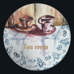 Adesivo Redondo Xícaras de chá de vintage na cozinha de linho bran<br><div class="desc">Uma adorável aquarela de uma prateleira rústica com xícaras de chá vintage e roupas brancas velhas. Tudo contra uma parede de madeira. Altere ir apagar texto para você!</div>