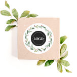 Adesivo Redondo Xmas Wreath e o seu logotipo personalizado aqui na<br><div class="desc">Promova sua empresa com este adesivo elegante,  com fatias de Natal e logotipo personalizado. Adicione facilmente seu próprio logotipo/qualquer imagem clicando na opção "personalizar".</div>