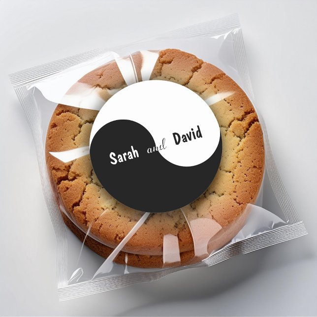 Adesivo Redondo Yin Yang Black & White Bride & Groom Names Casamen (Criador carregado)