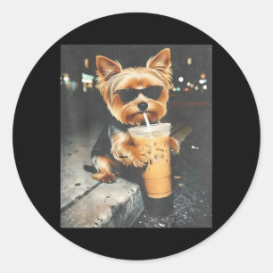 Adesivo Redondo Yorkie Engraçado Bebendo Café Gelado Meme de Cacho