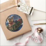 Adesivo Redondo Yorkshire Terrier Christmas Fesason<br><div class="desc">Prepare-se para celebrar o feriado com o nosso charmoso Design cênico de Natal do Cão! Este delicioso produto apresenta adoráveis companheiros caninos rodando em meio a uma terra maravilhosa do inverno, adornada com luzes cintilantes, holly, e ornamentos festivos. Seu coração derreterá enquanto você testemunha cachorros vestidos com chapéus de Papai...</div>