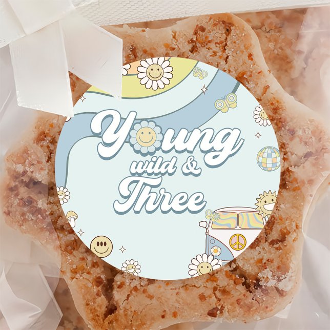 Adesivo Redondo Young Wild Três Retro Rainbow aniversário de 3 ano (Criador carregado)