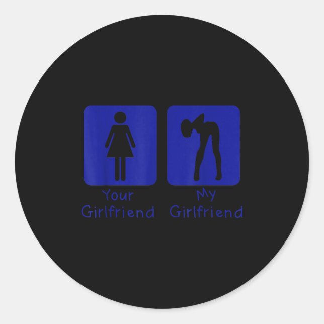 Adesivo Redondo Your Girlfriend Normal - My Girlfriend Y Funny Boy (Frente)