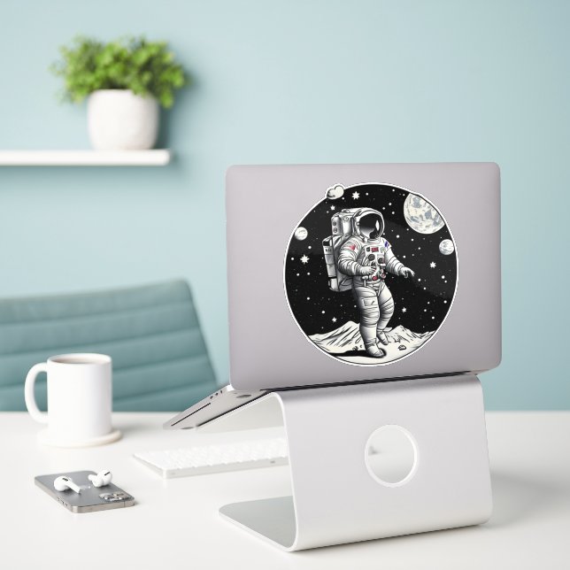 Adesivo Reflexão Cósmica: Astronauta Retroativa na Lua (Laptop na mesa)