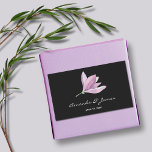 Adesivo Retangular Casamento com Flores de Aquarela Magnolia<br><div class="desc">Os autocolantes personalizados com uma bela magnólia roxa florescem aquarela e seu texto para qualquer ocasião em letras brancas chicas em fundo preto,  perfeito para favores de festa de casamento,  chá de panela,  selos de convite para casamento e muito mais. CORRESPONDENTE A ITENS na nossa loja.</div>