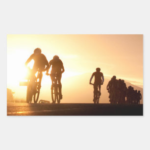 Adesivo Retangular Ciclistas de Montanha Fazem Seu Caminho Sobre O To
