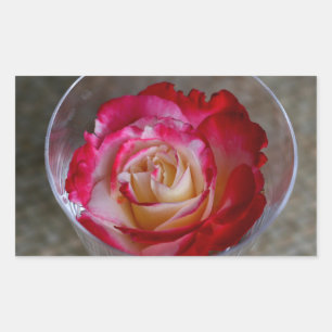 Adesivo Retangular Close up do rosa do rosa no vidro de vinho
