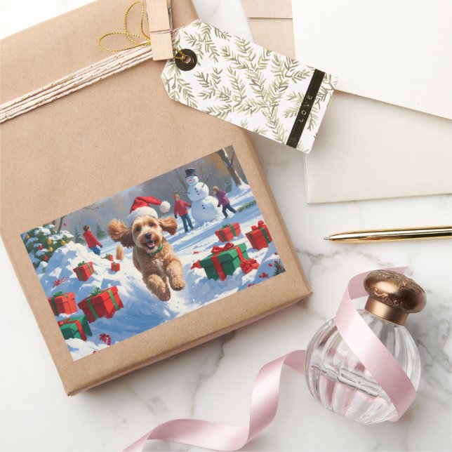 Adesivo Retangular Cockapoo Correndo na Neve com Chapéu de Natal (Presentear)