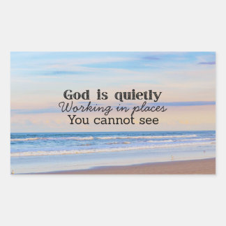 Adesivo Retangular Deus está trabalhando tipografia cristã Bíblico
