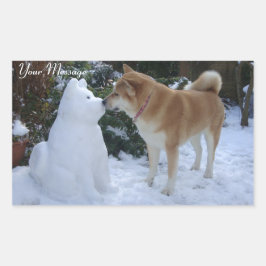 Adesivo Retangular foto de um cachorro fofo akita beijando snowman ak