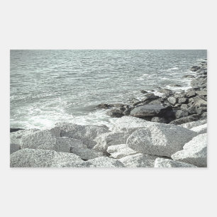 Adesivo Retangular Foto em preto e branco de uma costa de oceano Rock
