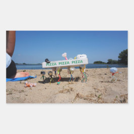 Adesivo Retangular Fubby's die op het strand een pizza stelen.