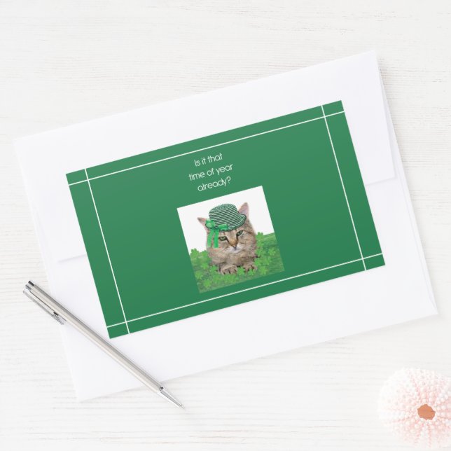 Adesivo Retangular Gato Engraçado na Rua. Dia de Patrick (Envelope)