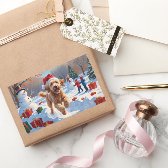 Adesivo Retangular Goldendoodle Correndo na Neve com Chapéu de Natal (Presentear)