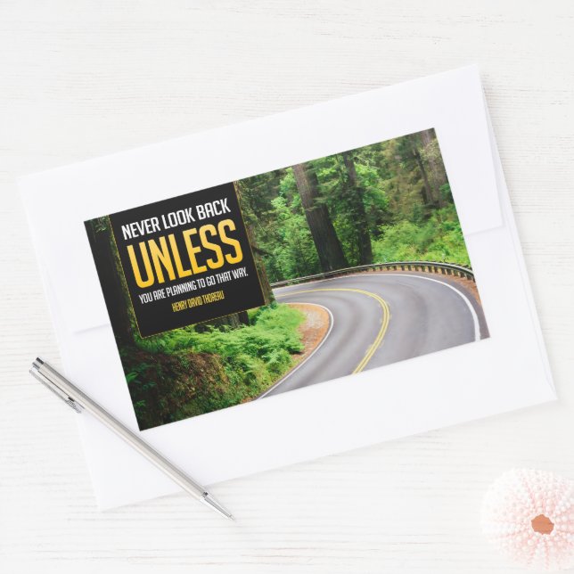 Adesivo Retangular Henry David Thoreau Citação Inspiracional "Voltar" (Envelope)