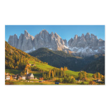 Igreja e aldeia com paisagem montanhosa