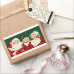 Adesivo Retangular Natal da família de papais noeis<br><div class="desc">Uma velha família de retro-vintage santa claus de um velho cartão de natal,  com Papais noeis,  Sra. Claus e pequenos claus de bebê,  perfeita para um feriado retrógrado divertido.</div>