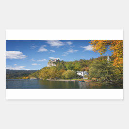 Adesivo Retangular O lago sangrou com as árvores em cores do outono