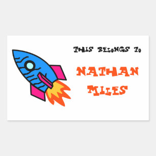 Adesivo Retangular Rocket "Isto Pertence A..." Vinheta retangular