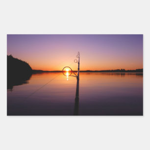 Adesivo Retangular Sol num lago de verão visto através de uma vara de