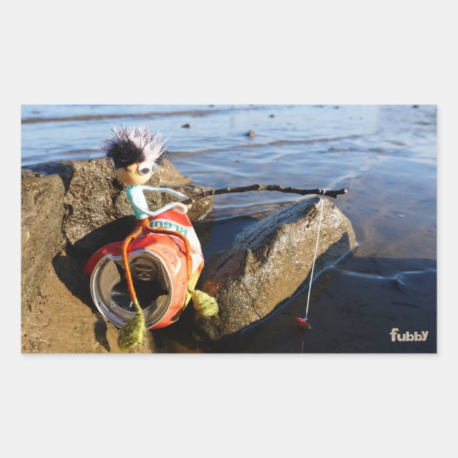 Adesivo Retangular Vissende Fubby op een blikje aan de waterkant. (Frente)