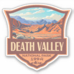 Adesivo Retro da Ilustração do Parque Nacional do Vale da<br><div class="desc">Vetor de Vale da Morte trabalho de arte design. O parque é conhecido pelo Titus Canyon,  com uma cidade fantasma e rochas coloridas,  e pelos apartamentos salgados da bacia de Badwater,  o ponto mais baixo da América do Norte.</div>