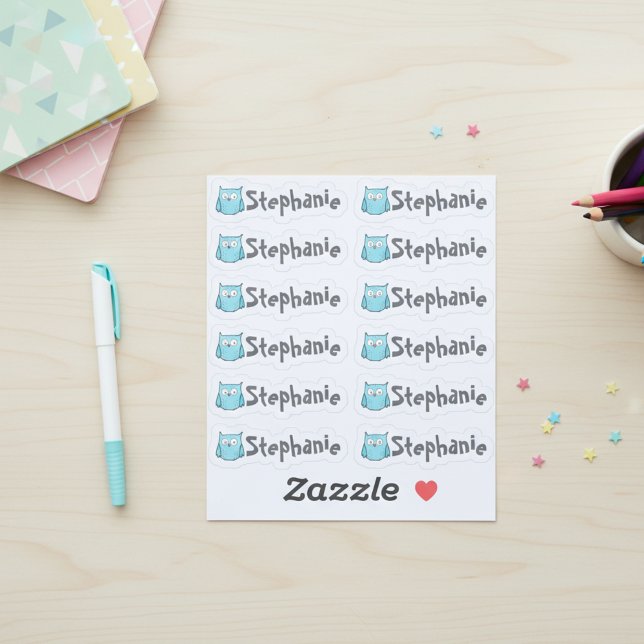Adesivo Set of 12 Small Whimsical Owl Name Labels (Cute blue owl name labels. Mini stickers with a custom name and a whimsical owl cartoon.)