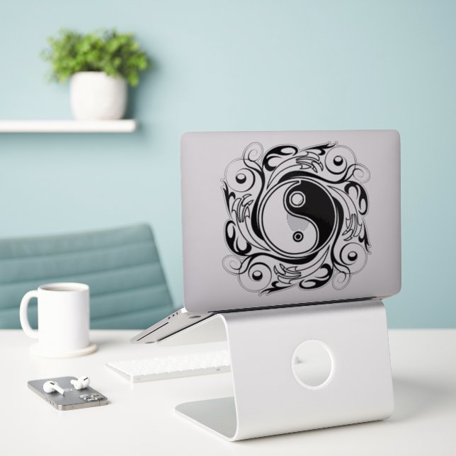 Adesivo Símbolo Yin & Yang Preto e Branco Estilo Tatuagem (Laptop na mesa)