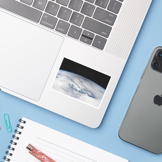 Adesivo Sombra Da Lua No Pacífico Norte. 2 (Notebook com iPhone)