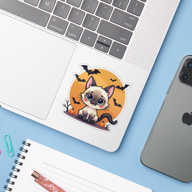 Adesivo Spooky Kawaii Siamese Kitten - Estilo Chibi (Notebook com iPhone)