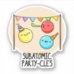 Adesivo Subatômicos - Funny Science Pun<br><div class="desc">Sub Atomic Party-cles Funny Science Pun apresenta um belo punhado de partículas subatômicas em festas com seus coloridos chapéus de festa e fabricantes de ruídos. Um presente engraçado para a família e amigos que adoram trocadilhos bonitos de ciência.</div>