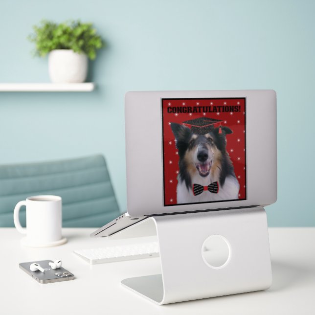 Adesivo Tri Collie com touca de formatura (Laptop na mesa)