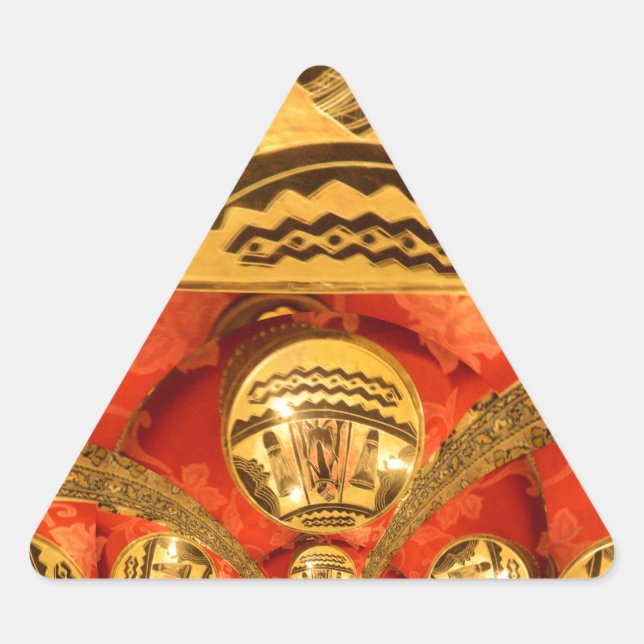 Adesivo Triangular Arte Cultural Africana: Design Vermelho Ouro Rico (Frente)