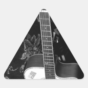 Adesivo Triangular Belo Motivo Africano em Tons de Cinza de Guitarra