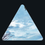 Adesivo Triangular Elegante Holly Christmas, céu azul<br><div class="desc">Elegante Holly Christmas,  azul sky Foto de Sandy Closs xmas Christmas holly,  berry,  "holly berry" "elegante natal" "flores de natal" "floral azul verde azul"</div>