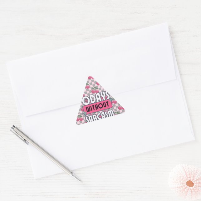 Adesivo Triangular Engraçado Mãe 0 Dias sem Sarcasmo (Envelope)
