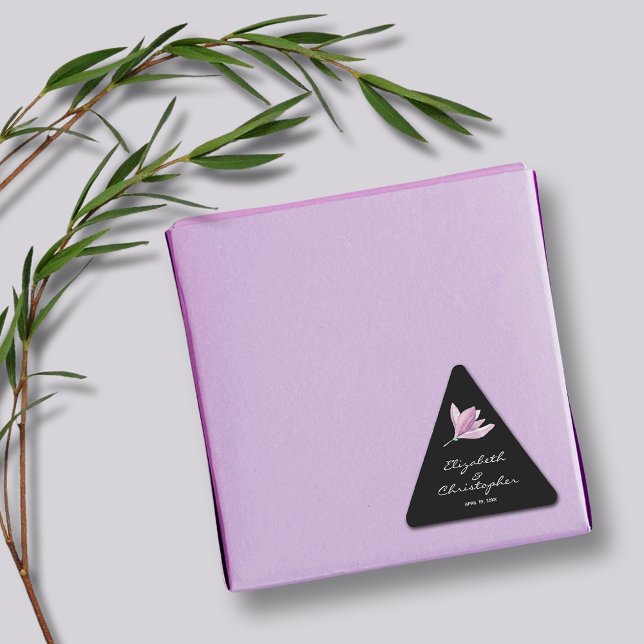 Adesivo Triangular Floral Magnolia em Preto (Magnolia Floral Wedding Favor Black Triangle Stickers)