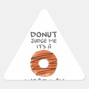 Adesivo Triangular Não me julgue, é um taco de Rosquinha engraçado.