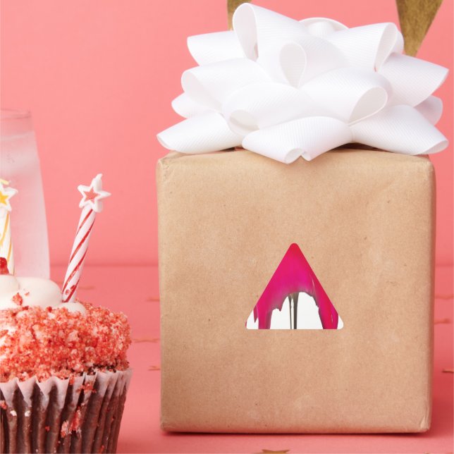 Adesivo Triangular Uma Rosa vermelha maravilhosa sob o céu branco (Festa)