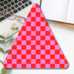Adesivo Triangular Vermelhos e Rosa Neon Checkerboard Vintage<br><div class="desc">Quadro de verificação fino cor-de-rosa e vermelho | Vintage | Clássico | Evolução | NA MODA | Moda | Mínimo</div>