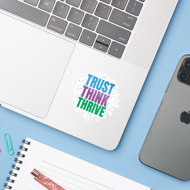Adesivo Trust Think Thrive – Motivational Quote Design (Notebook com iPhone)