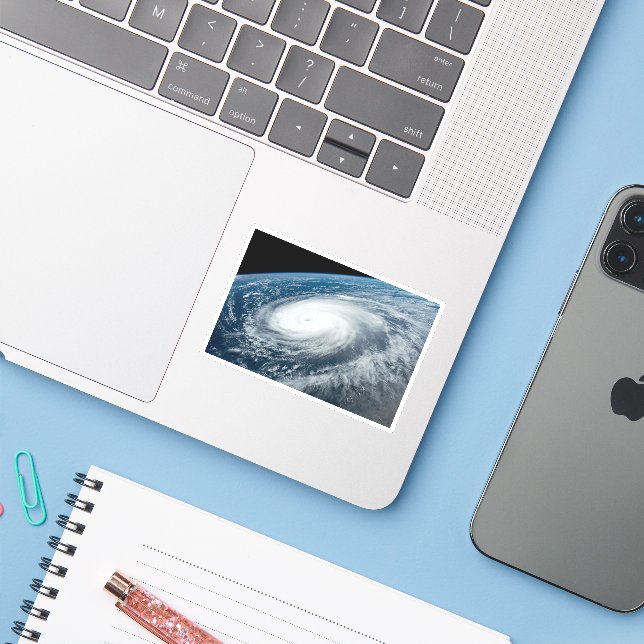 Adesivo Tufão Hinnamnor. (Notebook com iPhone)